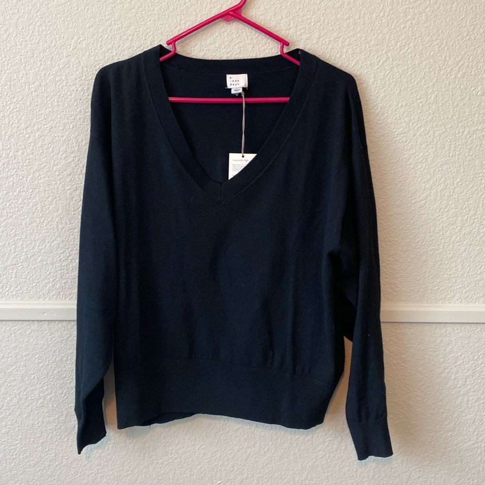 A new day V-neck sweater, black size large